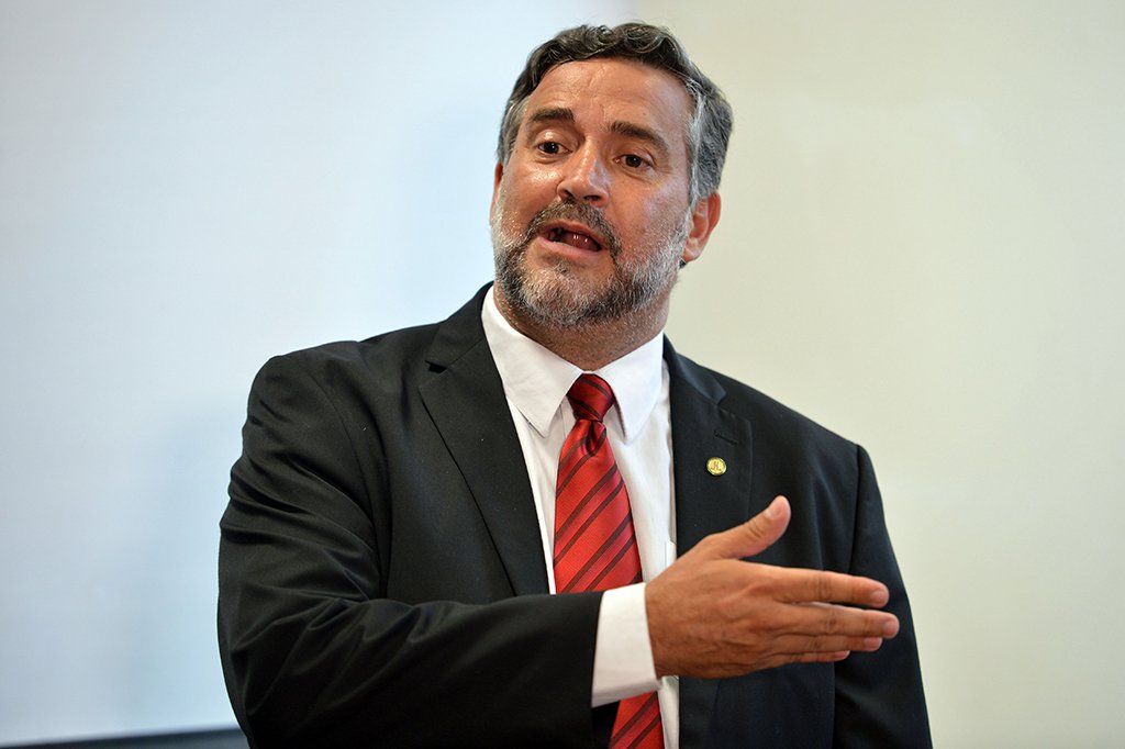 De acordo com o líder do PT na Câmara dos Deputados, Paulo Pimenta (RS), "a @RedeGlobo criou o mito do caçador de marajás para derrotar Lula em 89. E foi Lula que acabou com os penduricalhos do Judiciário em 2005, quando o salário dos juízes passou de 12 mil para 24 mil, mas sem nenhum adicional a mais" (Foto: Leonardo Lucena) De acordo com o líder do PT na Câmara dos Deputados, Paulo Pimenta (RS), "a @RedeGlobo criou o mito do caçador de marajás para derrotar Lula em 89. E foi Lula que acabou com os penduricalhos do Judiciário em 2005, quando o salário dos juízes passou de 12 mil para 24 mil, mas sem nenhum adicional a mais"