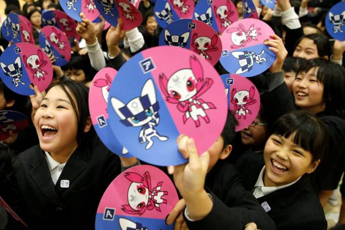 O Japão tem dois novos mascotes para amar, agora que dois personagens com visual futurista, orelhas pontudas e estampas quadriculadas foram revelados nesta quarta-feira para promover as Olimpíadas e Paralimpíadas de 2020; escolhidos por estudantes de todo o país, o personagem azul, ainda sem nome, será o mascote da Olimpíada e a versão rosada, inspirada em flores de cerejeira, da Paralimpíada (Foto: Charles Nisz) O Japão tem dois novos mascotes para amar, agora que dois personagens com visual futurista, orelhas pontudas e estampas quadriculadas foram revelados nesta quarta-feira para promover as Olimpíadas e Paralimpíadas de 2020; escolhidos por estudantes de todo o país, o personagem azul, ainda sem nome, será o mascote da Olimpíada e a versão rosada, inspirada em flores de cerejeira, da Paralimpíada