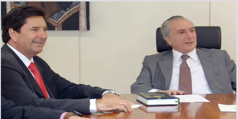 O ex-governador e ex-prefeito de Aparecida Maguito Vilela (MDB), pai do pré-candidato a governador Daniel Vilela (MDB), aproveitou a visita de Michel Temer (MDB) a Goiás na terça-feira para pedir a ele que pressione o resto do partido no Estado a apoiar a postulação do filho dele; Maguito disse a Temer que os prefeitos de Goiânia, Iris Rezende; de Catalão, Adib Elias; de Rio Verde, Paulo do Vale; de Formosa, Ernesto Roller; e o deputado estadual José Nelto conspiram noite e dia para desgastar Daniel e entregar a legenda para o senador Ronaldo Caiado (DEM) (Foto: José Barbacena) O ex-governador e ex-prefeito de Aparecida Maguito Vilela (MDB), pai do pré-candidato a governador Daniel Vilela (MDB), aproveitou a visita de Michel Temer (MDB) a Goiás na terça-feira para pedir a ele que pressione o resto do partido no Estado a apoiar a postulação do filho dele; Maguito disse a Temer que os prefeitos de Goiânia, Iris Rezende; de Catalão, Adib Elias; de Rio Verde, Paulo do Vale; de Formosa, Ernesto Roller; e o deputado estadual José Nelto conspiram noite e dia para desgastar Daniel e entregar a legenda para o senador Ronaldo Caiado (DEM)