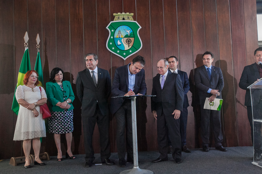 Com a implantação da Vara de Delitos de Organizações Criminosas, crimes definidos na legislação federal que trata de violações de grupos criminosos terão processo e julgamentos exclusivos. Unidade funcionará no Fórum Clóvis Beviláqua. “Vamos dar celeridade e mais discrição àqueles que vão tomar decisões em relação ao crime organizado no Ceará. Não tenho dúvidas de que isso dará mais contribuição ao combate a esse crime”, destacou o governador Camilo Santana (PT). Outra medida adotada é a criação de grupo da Polícia Federal especializado nesse segmento (Foto: Rodrigo Rocha) Com a implantação da Vara de Delitos de Organizações Criminosas, crimes definidos na legislação federal que trata de violações de grupos criminosos terão processo e julgamentos exclusivos. Unidade funcionará no Fórum Clóvis Beviláqua. “Vamos dar celeridade e mais discrição àqueles que vão tomar decisões em relação ao crime organizado no Ceará. Não tenho dúvidas de que isso dará mais contribuição ao combate a esse crime”, destacou o governador Camilo Santana (PT). Outra medida adotada é a criação de grupo da Polícia Federal especializado nesse segmento