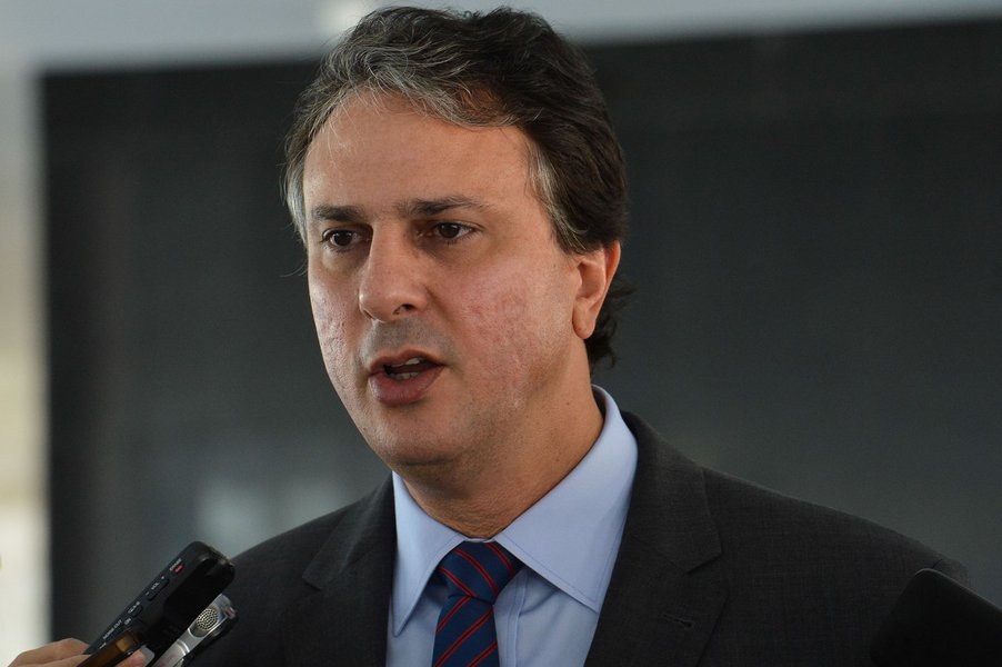 O governador Camilo Santana anuncia, agora pela manhã, investimentos do Governo Federal para o Programa Ceará Veloz, com a presença do ministro das Cidades, Alexandre Baldy. O programa Ceará Veloz tem como objetivo desenvolver uma série de ações para acelerar o crescimento da economia cearense, desburocratizando processos e estimulando investimentos
(Foto: Fatima 247) O governador Camilo Santana anuncia, agora pela manhã, investimentos do Governo Federal para o Programa Ceará Veloz, com a presença do ministro das Cidades, Alexandre Baldy. O programa Ceará Veloz tem como objetivo desenvolver uma série de ações para acelerar o crescimento da economia cearense, desburocratizando processos e estimulando investimentos