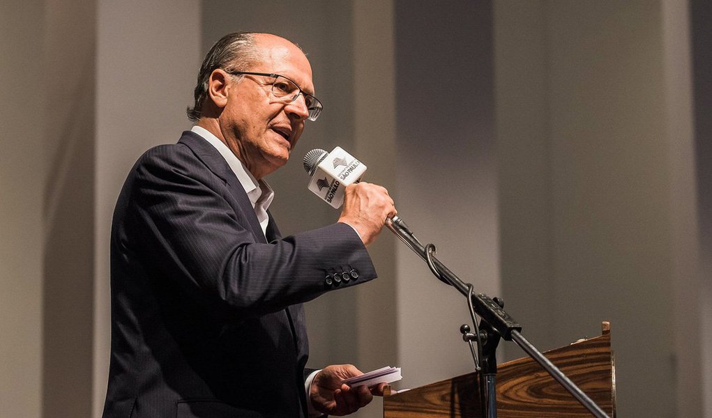 "Numa campanha presidencial na qual tem mais a esconder do que a mostrar, equipe de Alckmin debate a privatização da Caixa," escreve Paulo Moreira Leite, articulista do 247. "Num país com as desigualdades e carências do Brasil, essa medida equivale a uma bala de prata para eliminar programas sociais como Bolsa Família e programas de habitação para a população de baixa renda do Minha Casa, Minha Vida, que são organizados e sustentados pela Caixa". PML lembra que em 2006, quando tentou a presidência pela primeira vez, "Alckmin não conseguiu enfrentar o debate sobre as privatizações do governo Fernando Henrique Cardoso e terminou a campanha com um desempenho inédito: teve menos votos no segundo turno do que no primeiro". (Foto: Paulo Moreira Leite) "Numa campanha presidencial na qual tem mais a esconder do que a mostrar, equipe de Alckmin debate a privatização da Caixa," escreve Paulo Moreira Leite, articulista do 247. "Num país com as desigualdades e carências do Brasil, essa medida equivale a uma bala de prata para eliminar programas sociais como Bolsa Família e programas de habitação para a população de baixa renda do Minha Casa, Minha Vida, que são organizados e sustentados pela Caixa". PML lembra que em 2006, quando tentou a presidência pela primeira vez, "Alckmin não conseguiu enfrentar o debate sobre as privatizações do governo Fernando Henrique Cardoso e terminou a campanha com um desempenho inédito: teve menos votos no segundo turno do que no primeiro".
