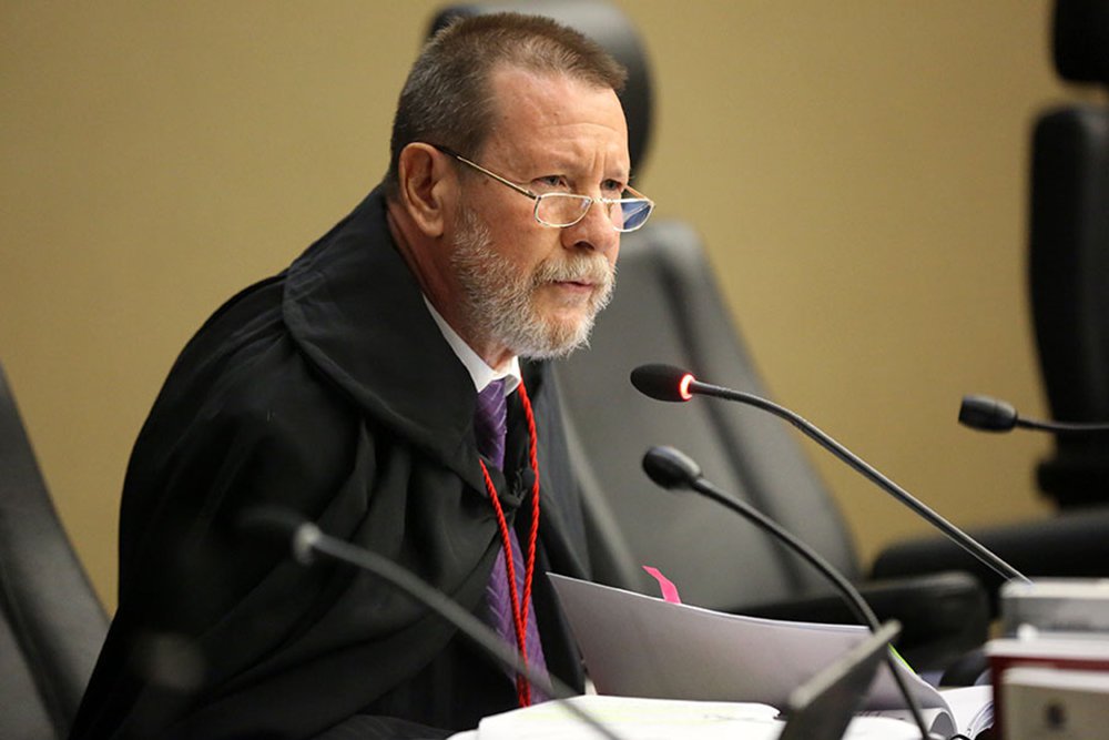O corregedor-geral de Justiça, desembargador Paulo Lima, oficializou o seu pedido de afastamento do cargo à frente da Corregedoria Geral de Justiça (CGJ) do Tribunal de Justiça de Alagoas (TJ-AL); ele, que teria mais 1 ano de mandato, alegou questões de foro íntimo; entretanto, circula a informação de que Paulo Lima teria entrado em rota de colisão com o presidente do Poder Judiciário, desembargador Otávio Praxedes
(Foto: Voney Malta) O corregedor-geral de Justiça, desembargador Paulo Lima, oficializou o seu pedido de afastamento do cargo à frente da Corregedoria Geral de Justiça (CGJ) do Tribunal de Justiça de Alagoas (TJ-AL); ele, que teria mais 1 ano de mandato, alegou questões de foro íntimo; entretanto, circula a informação de que Paulo Lima teria entrado em rota de colisão com o presidente do Poder Judiciário, desembargador Otávio Praxedes