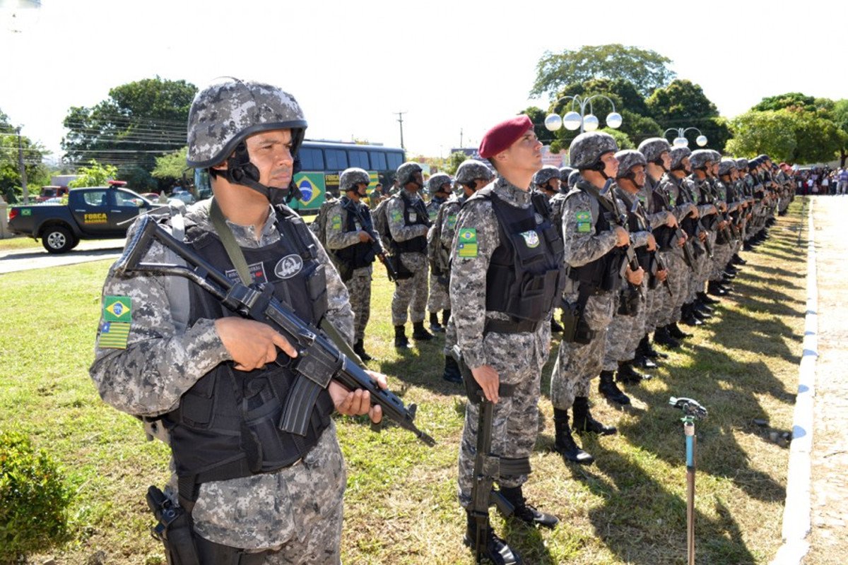 Às vésperas do Carnaval, mais de 27 municípios ficaram sem um policial militar a serviço, porque os PMs foram trazidos para Teresina para reforço da segurança no Corso do Zé Pereira; a denúncia foi feita pela Rede de Controle de Gestão Pública do Piauí - o órgão quer a realização de auditoria na folha de pessoal da Polícia Militar (Foto: Charles Nisz) Às vésperas do Carnaval, mais de 27 municípios ficaram sem um policial militar a serviço, porque os PMs foram trazidos para Teresina para reforço da segurança no Corso do Zé Pereira; a denúncia foi feita pela Rede de Controle de Gestão Pública do Piauí - o órgão quer a realização de auditoria na folha de pessoal da Polícia Militar