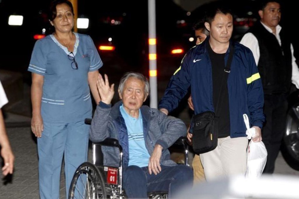 Três meses antes de ter garantido indulto a Alberto Fujimori por motivos médicos, o presidente do Peru, Pedro Pablo Kuczynski, se encontrou com o filho do ex-presidente, o congressista Kenji Fujimori, para discutir sua soltura, disse à Reuters uma fonte próxima ao presidente; Kenji pediu a Kuczynski para libertar seu enfermo pai da prisão e ofereceu a ele em troca apoio no Congresso, completou a fonte, sob condição de anonimato (Foto: Leonardo Lucena) Três meses antes de ter garantido indulto a Alberto Fujimori por motivos médicos, o presidente do Peru, Pedro Pablo Kuczynski, se encontrou com o filho do ex-presidente, o congressista Kenji Fujimori, para discutir sua soltura, disse à Reuters uma fonte próxima ao presidente; Kenji pediu a Kuczynski para libertar seu enfermo pai da prisão e ofereceu a ele em troca apoio no Congresso, completou a fonte, sob condição de anonimato