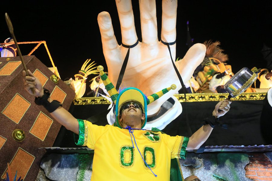 A Paraíso do Tuiuti, que denunciou o golpe ao mundo em seu desfile na Sapucaí, ficou atrás da campeã, Beija-Flor, que fez o discurso da Lava Jato e da Globo, mas virou campeã do povo; é o que aponta uma hashtag que já está entre os assuntos mais comentados no Twitter mundial logo após a divulgação do resultado (Foto: Gisele Federicce) A Paraíso do Tuiuti, que denunciou o golpe ao mundo em seu desfile na Sapucaí, ficou atrás da campeã, Beija-Flor, que fez o discurso da Lava Jato e da Globo, mas virou campeã do povo; é o que aponta uma hashtag que já está entre os assuntos mais comentados no Twitter mundial logo após a divulgação do resultado