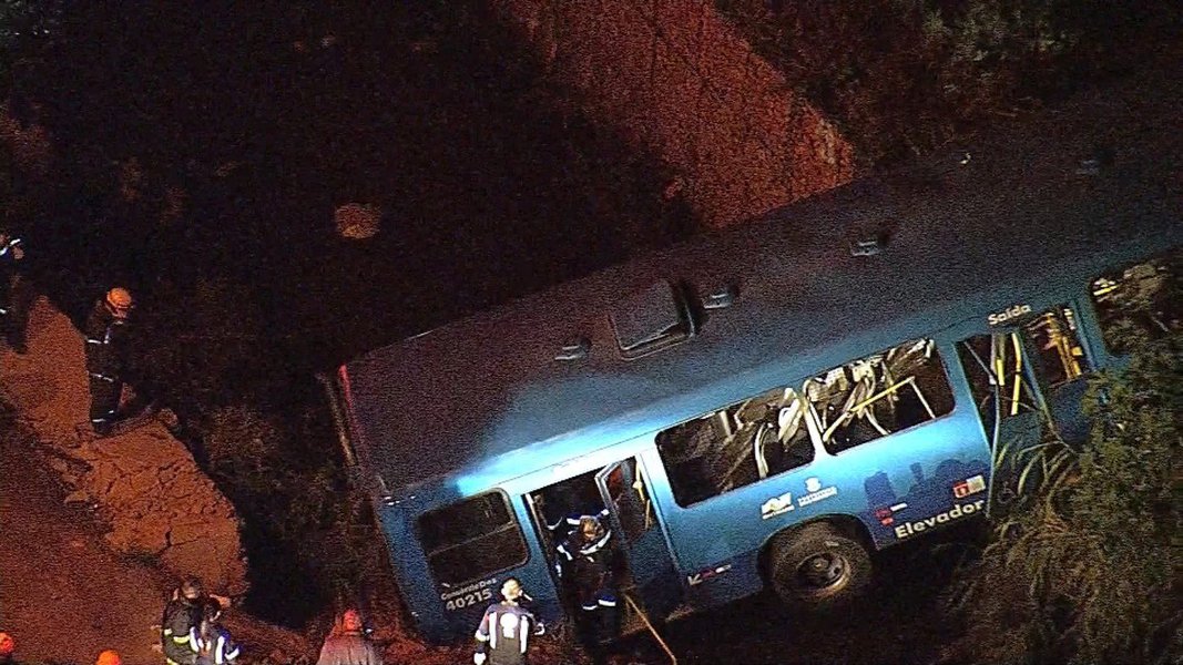O acidente com um ônibus da linha 305 (Estação Diamante/Mangueiras) na região do Barreiro, com a morte de cinco pessoas e 18 feridos, monopolizou os debates na Câmara Municipal de Belo Horizonte; foram apresentados dois requerimentos para instaurar uma Comissão Parlamentar de Inquérito (CPI) na Casa para investigar supostas irregularidades na Empresa de Transporte e Trânsito de Belo Horizonte (BHTrans) (Foto: Charles Nisz) O acidente com um ônibus da linha 305 (Estação Diamante/Mangueiras) na região do Barreiro, com a morte de cinco pessoas e 18 feridos, monopolizou os debates na Câmara Municipal de Belo Horizonte; foram apresentados dois requerimentos para instaurar uma Comissão Parlamentar de Inquérito (CPI) na Casa para investigar supostas irregularidades na Empresa de Transporte e Trânsito de Belo Horizonte (BHTrans)