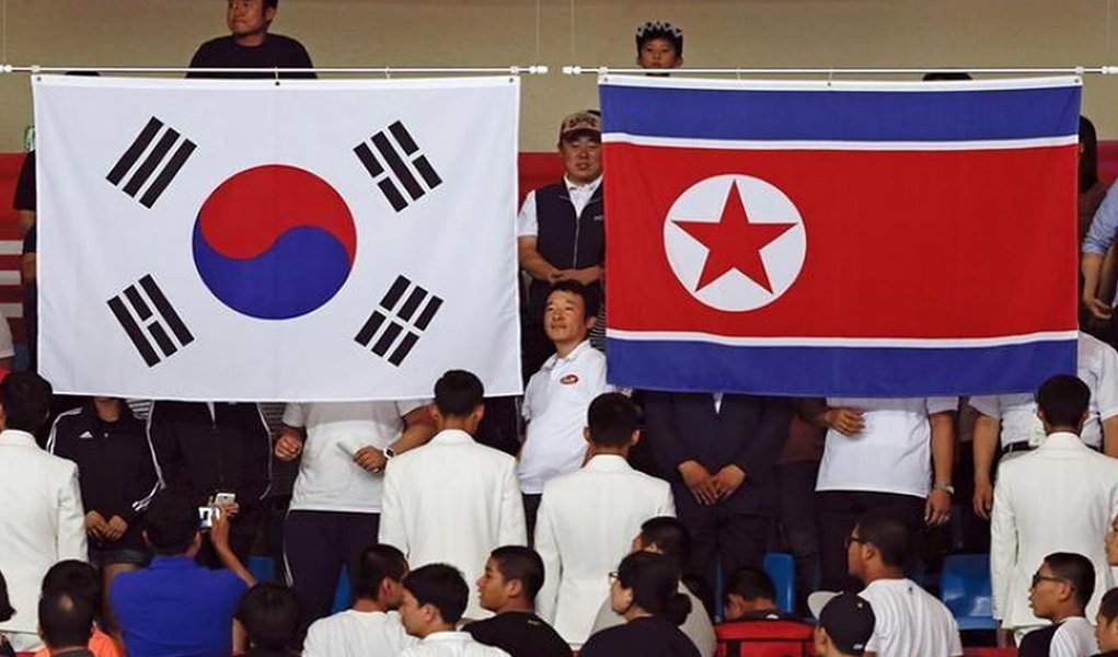 Delegação de autoridades e jogadoras de hóquei no gelo norte-coreanas cruzaram a fortemente protegida fronteira com a Coreia do Sul, , para iniciar treinamento olímpico conjunto, à medida que Pyongyang pediu para todos os coreanos buscarem a unificação das duas nações; mais cedo, a Coreia do Norte fez um raro anúncio destinado a "todos os coreanos em casa e no exterior", dizendo que eles devem fazer um "avanço" para a unificação sem a ajuda de outros países (Foto: Paulo Emílio) Delegação de autoridades e jogadoras de hóquei no gelo norte-coreanas cruzaram a fortemente protegida fronteira com a Coreia do Sul, , para iniciar treinamento olímpico conjunto, à medida que Pyongyang pediu para todos os coreanos buscarem a unificação das duas nações; mais cedo, a Coreia do Norte fez um raro anúncio destinado a "todos os coreanos em casa e no exterior", dizendo que eles devem fazer um "avanço" para a unificação sem a ajuda de outros países
