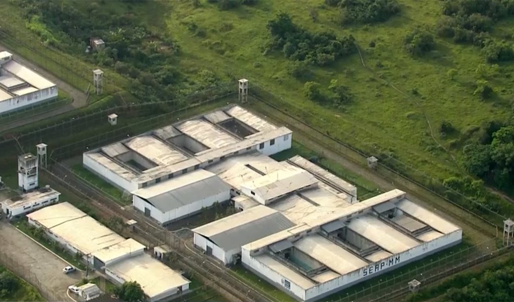 rebelião na Penitenciária Milton Dias Moreira, em Japeri, foi controlada e os reféns foram liberados depois de negociações comandados pela Secretaria de Administração Penitenciária (Seap); de acordo com a Seap, ao todo 18 pessoas chegaram a ficar reféns dos presidiários, sendo oito agentes da secretaria e dez detentos; durante a ação contra a rebelião foram apreendidos um revólver, duas pistolas e uma granada de efeito moral. O incidente será investigado pela própria Seap, segundo nota divulgada pela instituição (Foto: Aquiles Lins) rebelião na Penitenciária Milton Dias Moreira, em Japeri, foi controlada e os reféns foram liberados depois de negociações comandados pela Secretaria de Administração Penitenciária (Seap); de acordo com a Seap, ao todo 18 pessoas chegaram a ficar reféns dos presidiários, sendo oito agentes da secretaria e dez detentos; durante a ação contra a rebelião foram apreendidos um revólver, duas pistolas e uma granada de efeito moral. O incidente será investigado pela própria Seap, segundo nota divulgada pela instituição