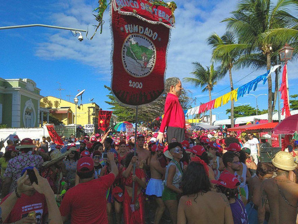 Esse ano o tema foi “Lula Guerreiro do Povo Brasileiro” pelas ladeiras de Olinda (PE); ao lado dos já conhecidos bonecos gigantes de Che Guevara e Hugo Chávez, o boneco do ex-presidente ganhou a simpatia dos foliões e dos que assistiam o bloco; “Lula é efetivamente a liderança que tem condições de construir no ano de 2018 a luta contra o golpe, por isso estamos esse ano defendendo a democracia e o direito de Lula ser candidato”, afirma Jaime Amorim, dirigente do movimento (Foto: Leonardo Lucena) Esse ano o tema foi “Lula Guerreiro do Povo Brasileiro” pelas ladeiras de Olinda (PE); ao lado dos já conhecidos bonecos gigantes de Che Guevara e Hugo Chávez, o boneco do ex-presidente ganhou a simpatia dos foliões e dos que assistiam o bloco; “Lula é efetivamente a liderança que tem condições de construir no ano de 2018 a luta contra o golpe, por isso estamos esse ano defendendo a democracia e o direito de Lula ser candidato”, afirma Jaime Amorim, dirigente do movimento