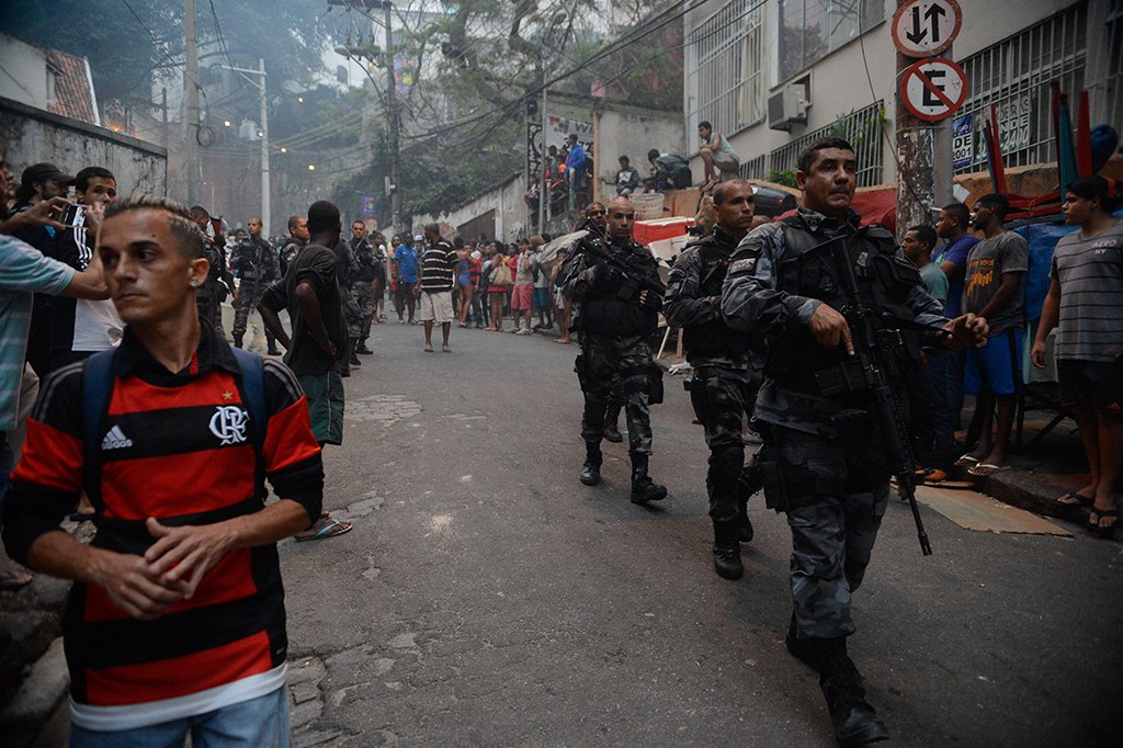 Rio de Janeiro - Operação policial após ataques às bases das Unidades de Polícia Pacificadora (UPP) nas comunidades do Cantagalo e Pavão-Pavãozinho, em Copacabana. (Fernando Frazão/Agência Brasil) (Foto: Leonardo Lucena) Rio de Janeiro - Operação policial após ataques às bases das Unidades de Polícia Pacificadora (UPP) nas comunidades do Cantagalo e Pavão-Pavãozinho, em Copacabana. (Fernando Frazão/Agência Brasil)