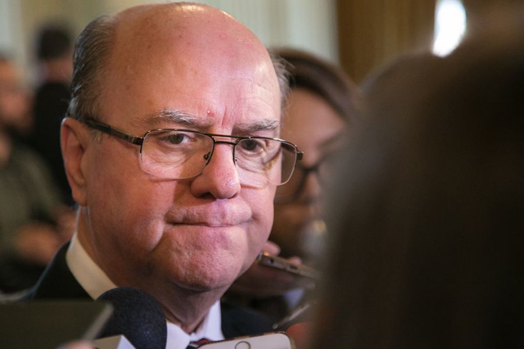 A juíza de direito Sonáli da Cruz Zluhan, da Vara de Execuções Criminais, determinou que o secretário de Segurança Pública do Rio Grande do Sul, Cezar Schirmer (PMDB), seja conduzido coercitivamente em razão da reiterada desobediência de uma decisão judicial, para a desocupação dos Centros de Triagem da Cadeia Pública de Porto Alegre, o antigo Presídio Central; ela ainda determinou o bloqueio de conta pessoal do secretário em razão da aplicação de uma multa de R$ 5 mil (Foto: Leonardo Lucena) A juíza de direito Sonáli da Cruz Zluhan, da Vara de Execuções Criminais, determinou que o secretário de Segurança Pública do Rio Grande do Sul, Cezar Schirmer (PMDB), seja conduzido coercitivamente em razão da reiterada desobediência de uma decisão judicial, para a desocupação dos Centros de Triagem da Cadeia Pública de Porto Alegre, o antigo Presídio Central; ela ainda determinou o bloqueio de conta pessoal do secretário em razão da aplicação de uma multa de R$ 5 mil