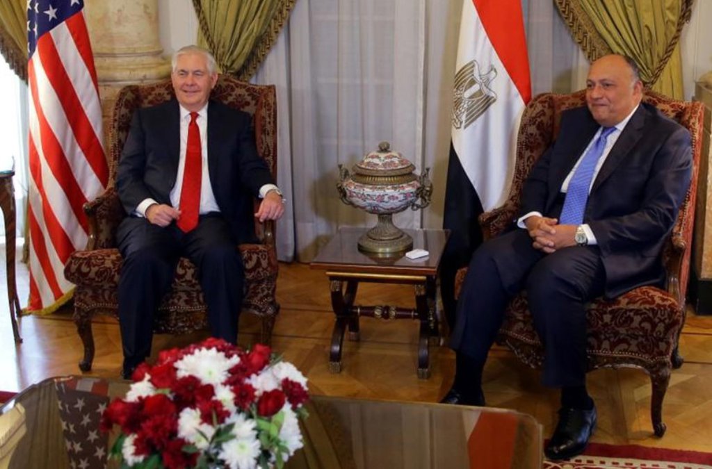O secretário de Estado dos Estados Unidos, Rex Tillerson, disse que seu país apoia o Egito em sua luta contra o Estado Islâmico, mas reiterou que Washington defende eleições livres e justas no país árabe; Tillerson ainda afirmou que os EUA continuam comprometidos em buscar uma paz duradoura entre Israel e os palestinos, apesar da decisão do presidente norte-americano, Donald Trump, de reconhecer Jerusalém como capital de Israel (Foto: Leonardo Lucena) O secretário de Estado dos Estados Unidos, Rex Tillerson, disse que seu país apoia o Egito em sua luta contra o Estado Islâmico, mas reiterou que Washington defende eleições livres e justas no país árabe; Tillerson ainda afirmou que os EUA continuam comprometidos em buscar uma paz duradoura entre Israel e os palestinos, apesar da decisão do presidente norte-americano, Donald Trump, de reconhecer Jerusalém como capital de Israel