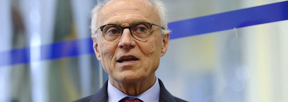 O vereador de São Paulo Eduardo Suplicy (PT), ex-senador e ex-deputado federal, criticou no Twitter o pedido de apreensão do passaporte do Lula feito pelo juiz substituto Ricardo Augusto Soares Leite, da 10ª Vara Federal em Brasília; de acordo com o parlamentar, o pedido foi "arbitrário"; "De forma acintosa e persecutória, o juiz Ricardo Leite determinou que o passaporte de Lula fosse apreendido", disse (Foto: Leonardo Lucena) O vereador de São Paulo Eduardo Suplicy (PT), ex-senador e ex-deputado federal, criticou no Twitter o pedido de apreensão do passaporte do Lula feito pelo juiz substituto Ricardo Augusto Soares Leite, da 10ª Vara Federal em Brasília; de acordo com o parlamentar, o pedido foi "arbitrário"; "De forma acintosa e persecutória, o juiz Ricardo Leite determinou que o passaporte de Lula fosse apreendido", disse