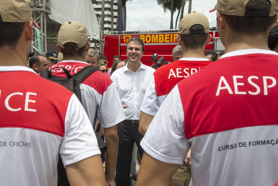 O Governo do Ceará iniciou a convocação da 2ª turma de aprovados no concurso para ingresso no quadro de oficias e praças do Corpo de Bombeiros Militar do Ceará. Neste momento estão sendo convocados os candidatos considerados aptos na inspeção de saúde da 1ª turma do concurso de 2013, mas que a época não foram convocados para matrícula no Curso de Formação. O anúncio da contratação de 275 novos profissionais – 245 soldados e 30 oficiais – foi feito pelo governador Camilo Santana (PT) em dezembro (Foto: Rodrigo Rocha) O Governo do Ceará iniciou a convocação da 2ª turma de aprovados no concurso para ingresso no quadro de oficias e praças do Corpo de Bombeiros Militar do Ceará. Neste momento estão sendo convocados os candidatos considerados aptos na inspeção de saúde da 1ª turma do concurso de 2013, mas que a época não foram convocados para matrícula no Curso de Formação. O anúncio da contratação de 275 novos profissionais – 245 soldados e 30 oficiais – foi feito pelo governador Camilo Santana (PT) em dezembro