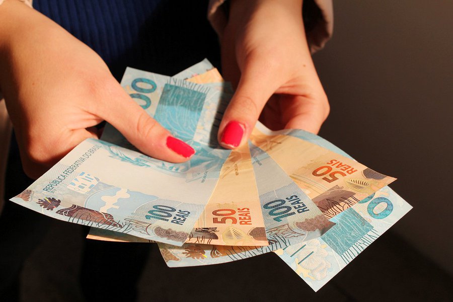 De acordo com o IBGE, em Alagoas o rendimento por pessoa tem média de R$ 658, só ficando à frente do Maranhão (R$ 597); valores foram obtidos a partir dos rendimentos brutos efetivamente recebidos no mês de referência da pesquisa, acumulando as informações das primeiras entrevistas do 1º, 2º, 3º e 4º trimestres da Pesquisa Nacional por Amostra de Domicílios Contínua (PNAD Contínua) (Foto: Voney Malta) De acordo com o IBGE, em Alagoas o rendimento por pessoa tem média de R$ 658, só ficando à frente do Maranhão (R$ 597); valores foram obtidos a partir dos rendimentos brutos efetivamente recebidos no mês de referência da pesquisa, acumulando as informações das primeiras entrevistas do 1º, 2º, 3º e 4º trimestres da Pesquisa Nacional por Amostra de Domicílios Contínua (PNAD Contínua)