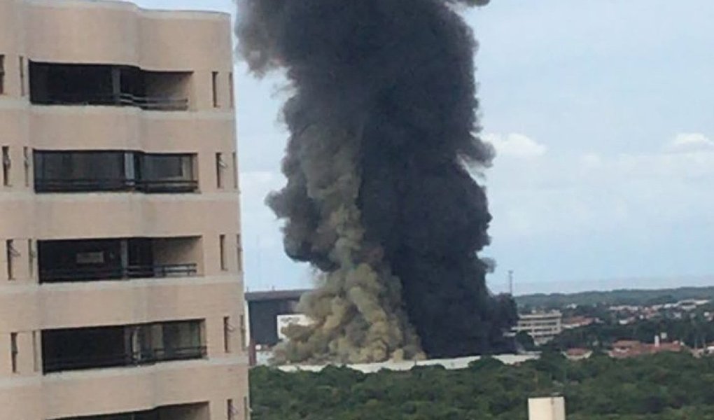 Um incêndio de grandes proporções está acontecendo neste momento no Centro de Distribuição dos Correios na Oliveira Paiva. Cerca de 4 viaturas dos Bombeiros estão no local. Não há informação de feridos; incêndio aconteceu em um galpão de triagem de objetos postais (cartas e encomendas como Sedex e PAC) (Foto: Aquiles Lins) Um incêndio de grandes proporções está acontecendo neste momento no Centro de Distribuição dos Correios na Oliveira Paiva. Cerca de 4 viaturas dos Bombeiros estão no local. Não há informação de feridos; incêndio aconteceu em um galpão de triagem de objetos postais (cartas e encomendas como Sedex e PAC)