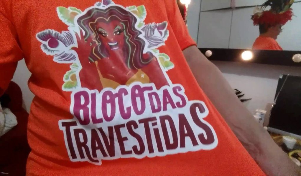 A programação do primeiro dia de carnaval de Fortaleza está repleta de atrações em diferentes pontos da cidade; são nove polos ao todo, cada um com uma programação diferente durante todo o dia; à noite começa o desfile dos maracatus na Avenida Domingos Olímpio, e o aterrinho da Praia de Iracema recebe o Bloco das Travestidas – formado por travestis e transformistas sob o comando de Gisele Almodóvar (Silvero Pereira) e Mulher Barbada (Rodrigo Ferrera) – e a cantora baiana Margareth Menezes (Foto: Voney Malta) A programação do primeiro dia de carnaval de Fortaleza está repleta de atrações em diferentes pontos da cidade; são nove polos ao todo, cada um com uma programação diferente durante todo o dia; à noite começa o desfile dos maracatus na Avenida Domingos Olímpio, e o aterrinho da Praia de Iracema recebe o Bloco das Travestidas – formado por travestis e transformistas sob o comando de Gisele Almodóvar (Silvero Pereira) e Mulher Barbada (Rodrigo Ferrera) – e a cantora baiana Margareth Menezes
