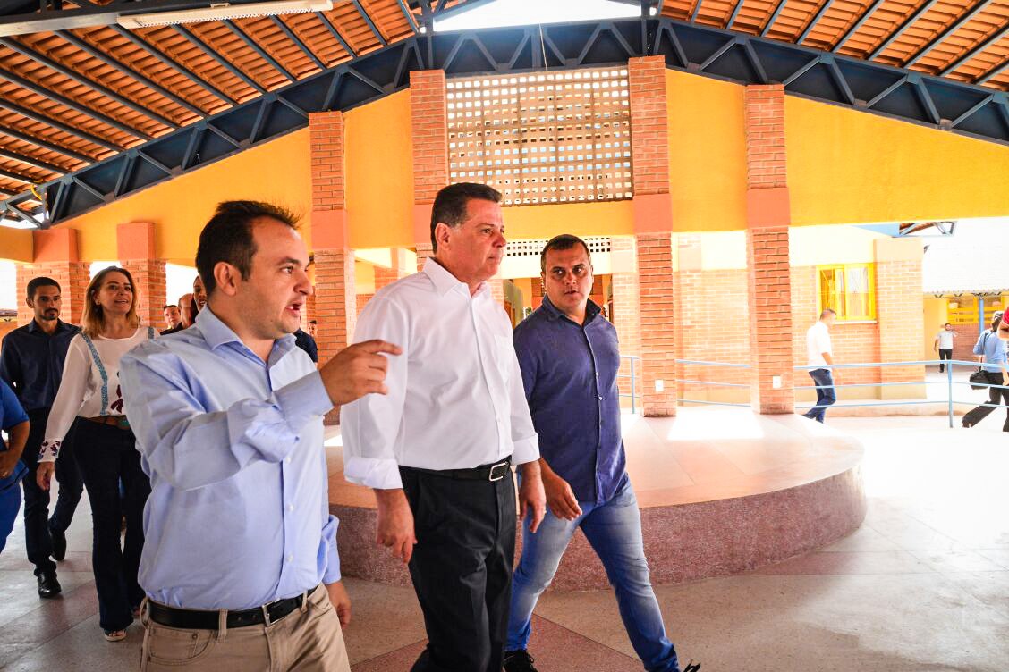 O governador Marconi Perillo entregará, até março, 31 escolas de Padrão Século XXI; com investimentos do programa Goiás na Frente, a ação faz parte de projeto do governo do Estado, executado pela Secretaria de Educação, que visa a implantação de 50 unidades em várias regiões de Goiás; Marconi já entregou na manhã desta quarta-feira (24) três unidades em Valparaíso e duas em Cidade Ocidental, ambas cidades do Entorno do Distrito Federal, e, conforme calendário, entregará outras 28 até março, à medida que as obras forem concluídas; investimento total do governo nessas escolas é de cerca de R$ 300 milhões (Foto: José Barbacena) O governador Marconi Perillo entregará, até março, 31 escolas de Padrão Século XXI; com investimentos do programa Goiás na Frente, a ação faz parte de projeto do governo do Estado, executado pela Secretaria de Educação, que visa a implantação de 50 unidades em várias regiões de Goiás; Marconi já entregou na manhã desta quarta-feira (24) três unidades em Valparaíso e duas em Cidade Ocidental, ambas cidades do Entorno do Distrito Federal, e, conforme calendário, entregará outras 28 até março, à medida que as obras forem concluídas; investimento total do governo nessas escolas é de cerca de R$ 300 milhões