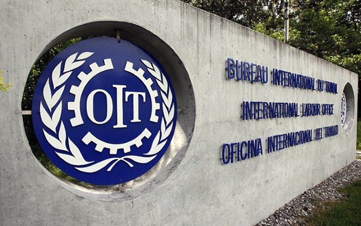 Convenções e acordos coletivos devem estabelecer condições de trabalho melhores que as previstas em lei, lembram peritos da Organização Internacional do Trabalho; entidades sindicais afirmam que no Brasil ocorre o contrário com a aprovação da nova legislação trabalhista (Foto: Charles Nisz) Convenções e acordos coletivos devem estabelecer condições de trabalho melhores que as previstas em lei, lembram peritos da Organização Internacional do Trabalho; entidades sindicais afirmam que no Brasil ocorre o contrário com a aprovação da nova legislação trabalhista