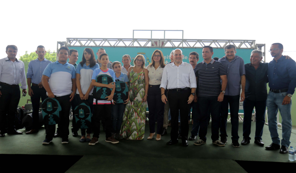 O prefeito Roberto Cláudio (PDT) deu início ao ano letivo de 2018 da Rede Municipal de Ensino nesta segunda-feira (29/01), na Escola Municipal Lirêda Facó, no bairro Bom Jardim. “Estamos iniciando o ano letivo e a boa notícia é que são mais de 32 mil novas matrículas. Só na educação infantil, são mais de 15 mil alunos na rede municipal, produto de uma expansão planejada, mas também de uma credibilidade que nossa rede pública passou a ter graças à bons trabalhos realizados”, afirmou (Foto: Rodrigo Rocha) O prefeito Roberto Cláudio (PDT) deu início ao ano letivo de 2018 da Rede Municipal de Ensino nesta segunda-feira (29/01), na Escola Municipal Lirêda Facó, no bairro Bom Jardim. “Estamos iniciando o ano letivo e a boa notícia é que são mais de 32 mil novas matrículas. Só na educação infantil, são mais de 15 mil alunos na rede municipal, produto de uma expansão planejada, mas também de uma credibilidade que nossa rede pública passou a ter graças à bons trabalhos realizados”, afirmou