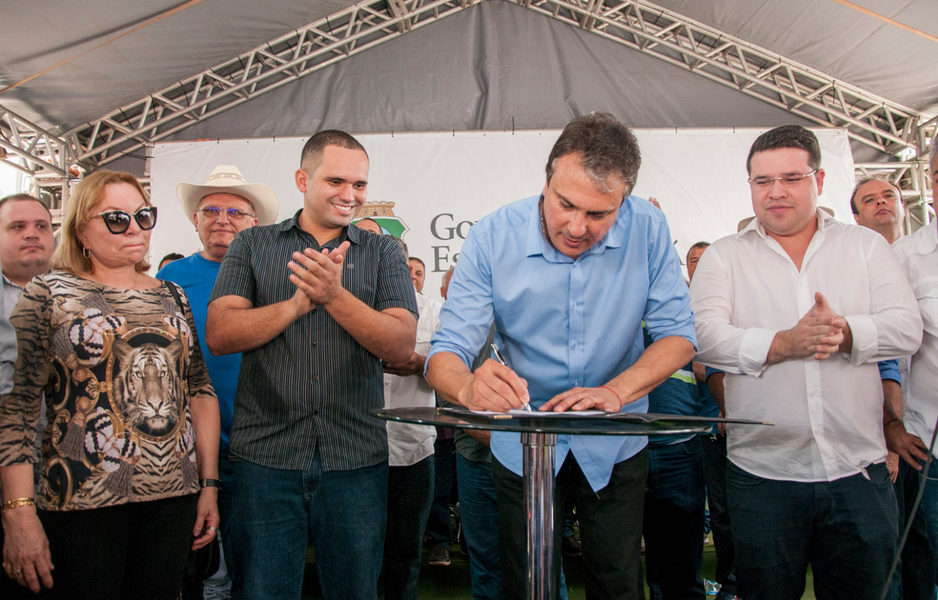 Em passagem por Croatá nesta sexta-feira (16), o governador Camilo Santana (PT) anunciou diversos investimentos na cidade. Entre eles estão uma miniareninha e R$ 2,2 milhões para a construção do estádio municipal, R$ 720 mil para a construção de uma rodovia, uma briquedopraça e uma nova viatura para a polícia (Foto: Rodrigo Rocha) Em passagem por Croatá nesta sexta-feira (16), o governador Camilo Santana (PT) anunciou diversos investimentos na cidade. Entre eles estão uma miniareninha e R$ 2,2 milhões para a construção do estádio municipal, R$ 720 mil para a construção de uma rodovia, uma briquedopraça e uma nova viatura para a polícia