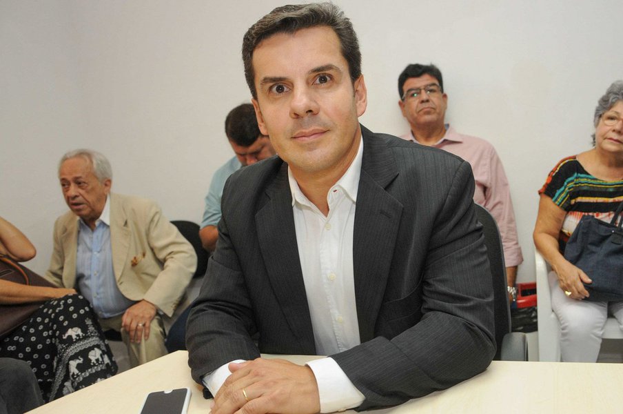 De acordo com o superintendente Municipal de Transporte e Trânsito de Maceió, Antônio Moura, com a integração total, os passageiros poderão, dentro de um intervalo de 1h30, sair de qualquer lugar da cidade e chegar a outro ponto - utilizando mais de um ônibus -pagando apenas uma passagem; atualmente, esse sistema funciona de forma parcial na capital alagoana, somente entre os coletivos da mesma empresa (Foto: Charles Nisz) De acordo com o superintendente Municipal de Transporte e Trânsito de Maceió, Antônio Moura, com a integração total, os passageiros poderão, dentro de um intervalo de 1h30, sair de qualquer lugar da cidade e chegar a outro ponto - utilizando mais de um ônibus -pagando apenas uma passagem; atualmente, esse sistema funciona de forma parcial na capital alagoana, somente entre os coletivos da mesma empresa