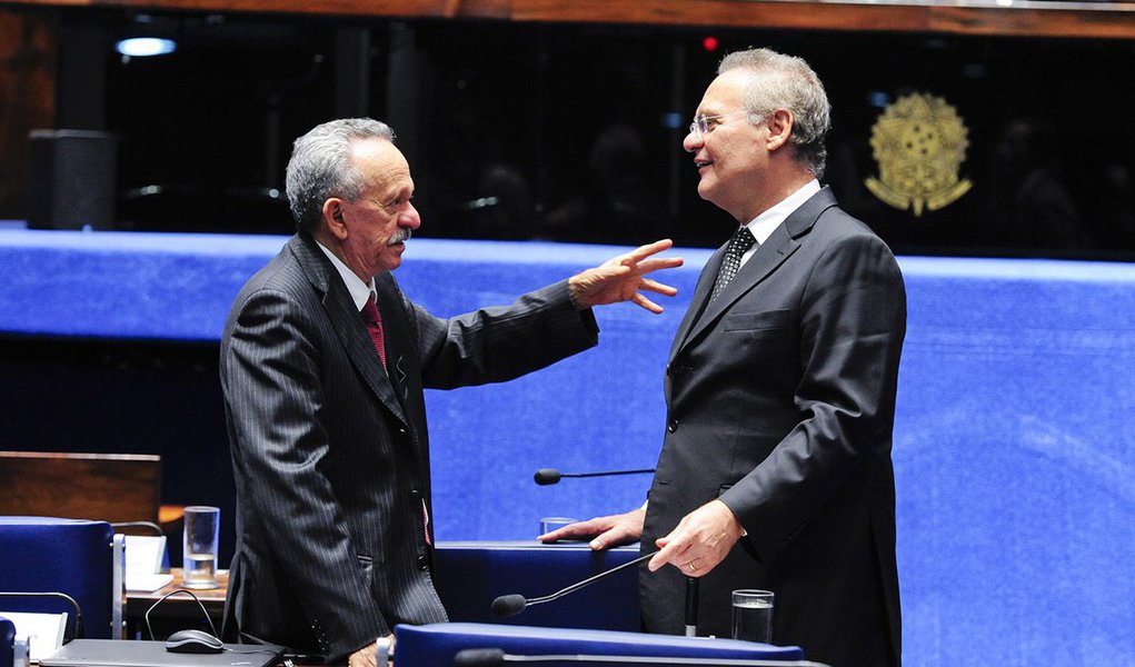 Os senadores Renan Calheiros (MDB-AL) e Benedito de Lira (PP-AL) votaram pela aprovação do decreto de intervenção na segurança do Rio de Janeiro, mas divergiram completamente na justificativa do voto; enquanto Benedito, aliado Michel Temer, defendeu o presidente das críticas, Renan afirmou que a intervenção “é um simulacro, isso é uma intervenção decorativa… Aliás, o presidente da República tem obsessão por coisas decorativas” (Foto: Voney Malta) Os senadores Renan Calheiros (MDB-AL) e Benedito de Lira (PP-AL) votaram pela aprovação do decreto de intervenção na segurança do Rio de Janeiro, mas divergiram completamente na justificativa do voto; enquanto Benedito, aliado Michel Temer, defendeu o presidente das críticas, Renan afirmou que a intervenção “é um simulacro, isso é uma intervenção decorativa… Aliás, o presidente da República tem obsessão por coisas decorativas”