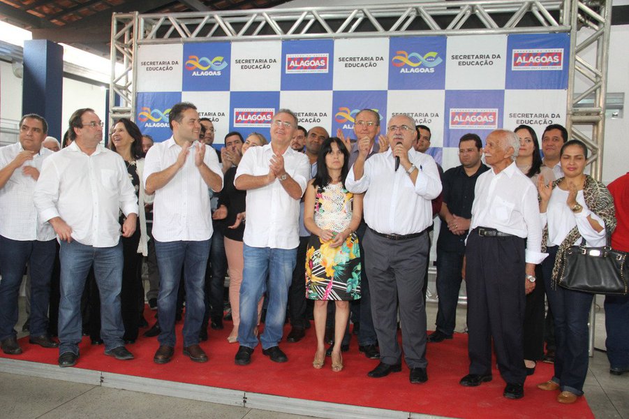 Em evento em Arapiraca, no Agreste alagoano, o senador Renan Calheiros (MDB) disse que o Brasil vive atualmente uma situação de excepcionalidade institucional, com o aviltamento do processo democrático; ele parte do princípio de que o que aconteceu com o julgamento do ex-Presidente Lula no TRF-4 representou um precedente “que não pode continuar no País. O fascismo judicial foi instituído no julgamento”; Calheiros questionou o fato de um juiz de primeira instância “usurpar a competência do Supremo Tribunal Federal (STF) e por isso defende a volta imediata do projeto que pune o abuso de autoridade para todos os poderes, incluindo o judiciário (Foto: Voney Malta) Em evento em Arapiraca, no Agreste alagoano, o senador Renan Calheiros (MDB) disse que o Brasil vive atualmente uma situação de excepcionalidade institucional, com o aviltamento do processo democrático; ele parte do princípio de que o que aconteceu com o julgamento do ex-Presidente Lula no TRF-4 representou um precedente “que não pode continuar no País. O fascismo judicial foi instituído no julgamento”; Calheiros questionou o fato de um juiz de primeira instância “usurpar a competência do Supremo Tribunal Federal (STF) e por isso defende a volta imediata do projeto que pune o abuso de autoridade para todos os poderes, incluindo o judiciário