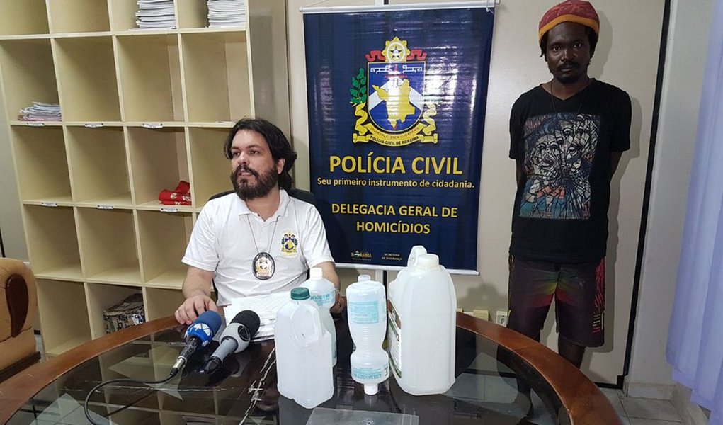 A Polícia Civil de Roraima prendeu ontem (10) o suspeito de atear fogo em uma família de venezuelanos, na semana passada; ele confessou o crime e, no local da prisão, foram encontrados materiais usados no ataque, como garrafas com álcool e isqueiro; guianense Gordon Fowler, conhecido como Jamaica, foi preso em flagrante em um imóvel abandonado por volta das 21h; ele disse não ter nada especificamente contra as vítimas, e que teve um desentendimento com outros venezuelanos que e que acabou tendo a bicicleta roubada; acusado disse que "tomou raiva" dos venezuelanos e decidiu se vingar (Foto: Aquiles Lins) A Polícia Civil de Roraima prendeu ontem (10) o suspeito de atear fogo em uma família de venezuelanos, na semana passada; ele confessou o crime e, no local da prisão, foram encontrados materiais usados no ataque, como garrafas com álcool e isqueiro; guianense Gordon Fowler, conhecido como Jamaica, foi preso em flagrante em um imóvel abandonado por volta das 21h; ele disse não ter nada especificamente contra as vítimas, e que teve um desentendimento com outros venezuelanos que e que acabou tendo a bicicleta roubada; acusado disse que "tomou raiva" dos venezuelanos e decidiu se vingar
