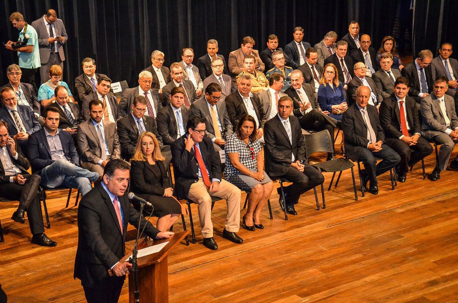 O vice-governador Zé Eliton dá mais um passo na formação da equipe que estará com ele, exclusivamente, a partir de abril, na função de governador do Estado de Goiás, com a desincompatibilização do governador Marconi Perillo; foram sete auxiliares empossados nesta primeira etapa, em solenidade realizada no Teatro Basileu França, em Goiânia, na manhã desta quinta-feira (1º); “Nós vamos dar continuidade ao processo de desenvolvimento e de modernização do nosso Estado”, disse Zé Eliton aos novos integrantes do governo e aos convidados; Goiás continua tendo a estrutura administrativa mais enxuta do Brasil, com apenas 10 secretarias (Foto: José Barbacena) O vice-governador Zé Eliton dá mais um passo na formação da equipe que estará com ele, exclusivamente, a partir de abril, na função de governador do Estado de Goiás, com a desincompatibilização do governador Marconi Perillo; foram sete auxiliares empossados nesta primeira etapa, em solenidade realizada no Teatro Basileu França, em Goiânia, na manhã desta quinta-feira (1º); “Nós vamos dar continuidade ao processo de desenvolvimento e de modernização do nosso Estado”, disse Zé Eliton aos novos integrantes do governo e aos convidados; Goiás continua tendo a estrutura administrativa mais enxuta do Brasil, com apenas 10 secretarias