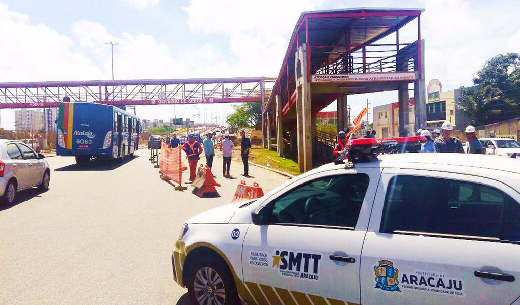 Com um estreitamento na saída do conjunto Sol Nascente devido à obra de interligação das avenidas Gasoduto e Rio de Janeiro, a Superintendência Municipal de Transportes e Trânsito (SMTT) de Aracaju está realizando trabalho de orientação dos condutores e organização do fluxo de veículos; todos os dias pelo menos uma dupla de profissionais está presente na área durante os horários de maior movimentação para garantir mobilidade (Foto: Voney Malta) Com um estreitamento na saída do conjunto Sol Nascente devido à obra de interligação das avenidas Gasoduto e Rio de Janeiro, a Superintendência Municipal de Transportes e Trânsito (SMTT) de Aracaju está realizando trabalho de orientação dos condutores e organização do fluxo de veículos; todos os dias pelo menos uma dupla de profissionais está presente na área durante os horários de maior movimentação para garantir mobilidade