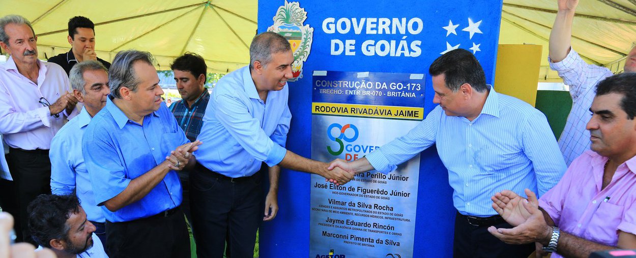 Na inauguração da reconstrução do trecho de 77,1 quilômetros da GO-173, de Britânia a Santa Fé de Goiás, o governador Marconi Perillo e o vice-governador Zé Eliton anunciaram em seus discursos que até o final de junho o governo irá inaugurar pelo menos uma obra por dia; "Só iremos descansar no domingo; de segunda a sábado manteremos uma extensa agenda de inaugurações em todas as regiões do estado", declarou Marconi; Vale do Araguaia, de acordo com o governador, recebeu importantes investimentos do governo ao longo de seus mandatos; entre eles, as pavimentações das rodovias de Britânia a Itacaiú e de Britânia a Aruanã (Foto: José Barbacena) Na inauguração da reconstrução do trecho de 77,1 quilômetros da GO-173, de Britânia a Santa Fé de Goiás, o governador Marconi Perillo e o vice-governador Zé Eliton anunciaram em seus discursos que até o final de junho o governo irá inaugurar pelo menos uma obra por dia; "Só iremos descansar no domingo; de segunda a sábado manteremos uma extensa agenda de inaugurações em todas as regiões do estado", declarou Marconi; Vale do Araguaia, de acordo com o governador, recebeu importantes investimentos do governo ao longo de seus mandatos; entre eles, as pavimentações das rodovias de Britânia a Itacaiú e de Britânia a Aruanã