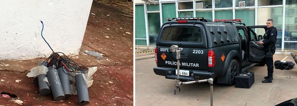 Área situada nas proximidades da Esplanada dos Ministérios, em Brasília, foi isolada pela Polícia Militar do Distrito Federal devido à suspeita de uma bomba; de acordo com a PM, o Esquadrão de Bombas foi acionado no início da manhã desta quinta-feira (25), quando um artefato contendo 10 cilindros plásticos ligados por fios foi encontrado; policiais estão analisando o artefato para verificar se há risco de explosão (Foto: Paulo Emílio) Área situada nas proximidades da Esplanada dos Ministérios, em Brasília, foi isolada pela Polícia Militar do Distrito Federal devido à suspeita de uma bomba; de acordo com a PM, o Esquadrão de Bombas foi acionado no início da manhã desta quinta-feira (25), quando um artefato contendo 10 cilindros plásticos ligados por fios foi encontrado; policiais estão analisando o artefato para verificar se há risco de explosão