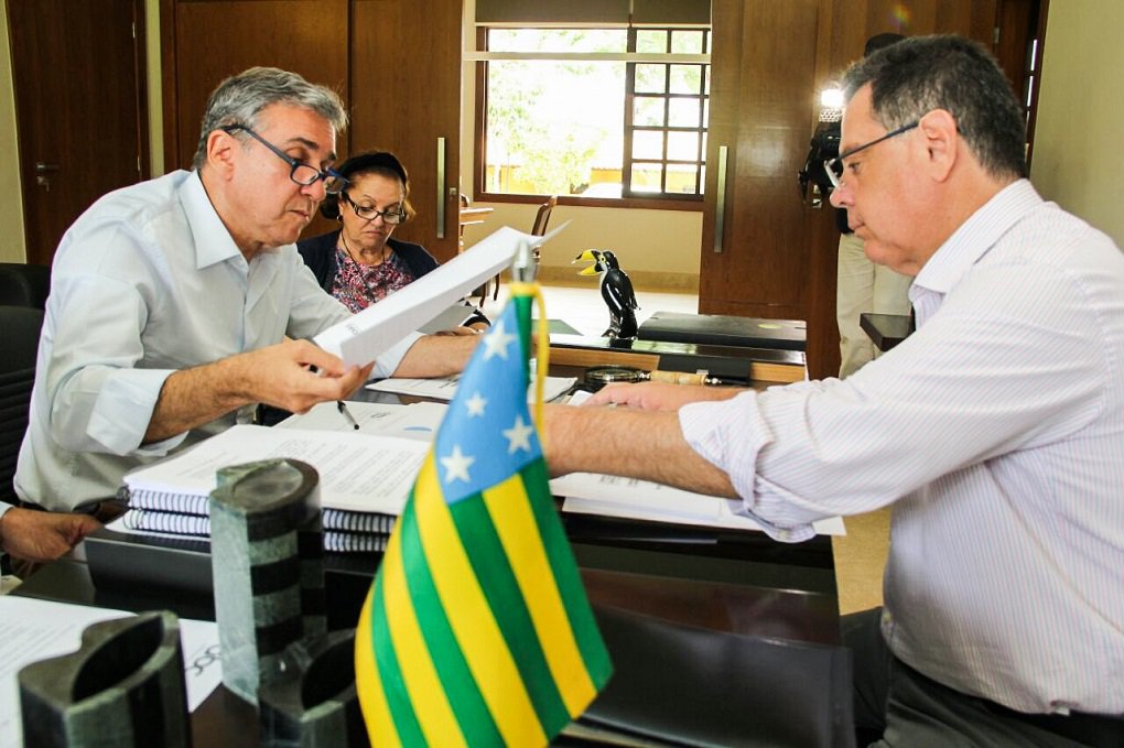 O governador Marconi Perillo reuniu na tarde deste sábado de carnaval (10), em Pirenópolis, a direção das novas Televisão Brasil Central (TBC) e Rádio Brasil Central (RBC) para definir ações estratégicas que garantam a continuidade das inovações implantadas pela gestão do presidente João Bosco Bittencourt; Marconi recebeu João Bosco, o vice Paulo Valério e a Diretora de Jornalismo, Abadia Lima, no final da manhã; "Foi uma reunião muito produtiva, em que conversamos sobre todos os assuntos que estão em pauta nessa gestão, sobre todos os programas e o planejamento daqui para frente para a Televisão Brasil Central (TBC), para a Rádio Brasil Central (RBC) e para a ABC de uma forma geral", disse Marconi (Foto: José Barbacena) O governador Marconi Perillo reuniu na tarde deste sábado de carnaval (10), em Pirenópolis, a direção das novas Televisão Brasil Central (TBC) e Rádio Brasil Central (RBC) para definir ações estratégicas que garantam a continuidade das inovações implantadas pela gestão do presidente João Bosco Bittencourt; Marconi recebeu João Bosco, o vice Paulo Valério e a Diretora de Jornalismo, Abadia Lima, no final da manhã; "Foi uma reunião muito produtiva, em que conversamos sobre todos os assuntos que estão em pauta nessa gestão, sobre todos os programas e o planejamento daqui para frente para a Televisão Brasil Central (TBC), para a Rádio Brasil Central (RBC) e para a ABC de uma forma geral", disse Marconi