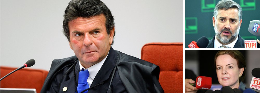 Resolução do TSE, presidido por Luiz Fux, que permite aos candidatos bancarem 100% de suas próprias campanhas, começa a enfrentar resistência; o líder do PT na Câmara, Paulo Pimenta (RS), afirmou que o PT vai questionar a decisão; "Quem tem dinheiro pode tudo?", questionou o deputado; a presidente nacional do PT, senadora Gleisi Hoffmann (PR), classificou a resolução como "um atentado contra a democracia popular"; "Por mais que tentemos, as eleições ainda serão dominadas por quem tem dinheiro?!", indagou; o PSB também vai recorrer ao Supremo contra a nova regra (Foto: Leonardo Lucena) Resolução do TSE, presidido por Luiz Fux, que permite aos candidatos bancarem 100% de suas próprias campanhas, começa a enfrentar resistência; o líder do PT na Câmara, Paulo Pimenta (RS), afirmou que o PT vai questionar a decisão; "Quem tem dinheiro pode tudo?", questionou o deputado; a presidente nacional do PT, senadora Gleisi Hoffmann (PR), classificou a resolução como "um atentado contra a democracia popular"; "Por mais que tentemos, as eleições ainda serão dominadas por quem tem dinheiro?!", indagou; o PSB também vai recorrer ao Supremo contra a nova regra