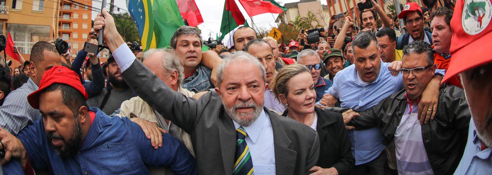 "A ação da Justiça destinada a eliminar Lula da vida pública, impedindo-o de voltar à Presidência da República, não é um ato isolado, instrumentalizado pelo juiz Sergio Moro, mas parte de um plano muito mais amplo, concebido nos gabinetes do Departamento de Justiça norte-americano, abrangendo toda a América Latina e cujos sinais são vistos, além do Brasil, na Argentina, no Chile, no Peru e na Venezuela", escreve o colunista Ribamar Fonseca; para ele, "a agenda norte-americana continua sendo cumprida" (Foto: Ribamar Fonseca) "A ação da Justiça destinada a eliminar Lula da vida pública, impedindo-o de voltar à Presidência da República, não é um ato isolado, instrumentalizado pelo juiz Sergio Moro, mas parte de um plano muito mais amplo, concebido nos gabinetes do Departamento de Justiça norte-americano, abrangendo toda a América Latina e cujos sinais são vistos, além do Brasil, na Argentina, no Chile, no Peru e na Venezuela", escreve o colunista Ribamar Fonseca; para ele, "a agenda norte-americana continua sendo cumprida"