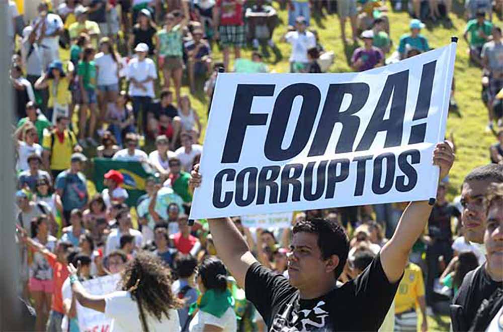 Levantamento do Ibope divulgado nesse sábado, 30, mostra que 62% dos eleitores indicam a corrupção como tema número um da agenda do país; trata-se de uma virada histórica sobre temas tradicionalmente campeões, como Saúde e Segurança; em 2011, por exemplo, esses últimos lideravam a preocupação de 52% e 33% dos brasileiros, respectivamente, enquanto corrupção era apontado como a prioridade por apenas 9% (Foto: Aquiles Lins) Levantamento do Ibope divulgado nesse sábado, 30, mostra que 62% dos eleitores indicam a corrupção como tema número um da agenda do país; trata-se de uma virada histórica sobre temas tradicionalmente campeões, como Saúde e Segurança; em 2011, por exemplo, esses últimos lideravam a preocupação de 52% e 33% dos brasileiros, respectivamente, enquanto corrupção era apontado como a prioridade por apenas 9%