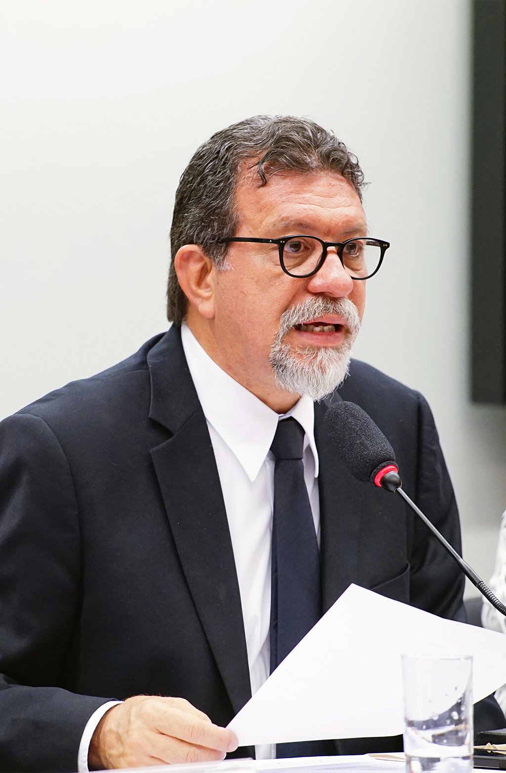 O deputado federal Afonso Florence (PT-BA) afirmou que qualquer decisão judicial que venha a impedir o ex-presidente Lula de disputar a eleição presidencial de outubro caracterizará um momento de exceção na vida política brasileira; segundo ele, "impedir a candidatura de Lula é fraude eleitoral, é adotar no Brasil um regime de exceção"; "Em momento algum do processo contra Lula, ficou provado que o apartamento lhe pertence ou que ele tenha recebido o imóvel como vantagem indevida", frisou
(Foto: Leonardo Lucena)
O deputado federal Afonso Florence (PT-BA) afirmou que qualquer decisão judicial que venha a impedir o ex-presidente Lula de disputar a eleição presidencial de outubro caracterizará um momento de exceção na vida política brasileira; segundo ele, "impedir a candidatura de Lula é fraude eleitoral, é adotar no Brasil um regime de exceção"; "Em momento algum do processo contra Lula, ficou provado que o apartamento lhe pertence ou que ele tenha recebido o imóvel como vantagem indevida", frisou