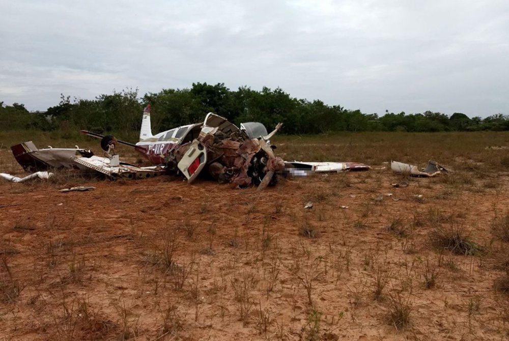 Um avião monomotor caiu na manhã desta quinta-feira (22) em Manaus, em um terreno baldio próximo à rodoviária da capital amazonense, matando três das cinco que estavam a bordo; as duas pessoas retiradas com vida pelos bombeiros foram levadas por uma ambulância do Samu para hospitais da região e segundo o capitão Vanderson, do Corpo de Bombeiros, uma delas estava em estado grave (Foto: Charles Nisz) Um avião monomotor caiu na manhã desta quinta-feira (22) em Manaus, em um terreno baldio próximo à rodoviária da capital amazonense, matando três das cinco que estavam a bordo; as duas pessoas retiradas com vida pelos bombeiros foram levadas por uma ambulância do Samu para hospitais da região e segundo o capitão Vanderson, do Corpo de Bombeiros, uma delas estava em estado grave