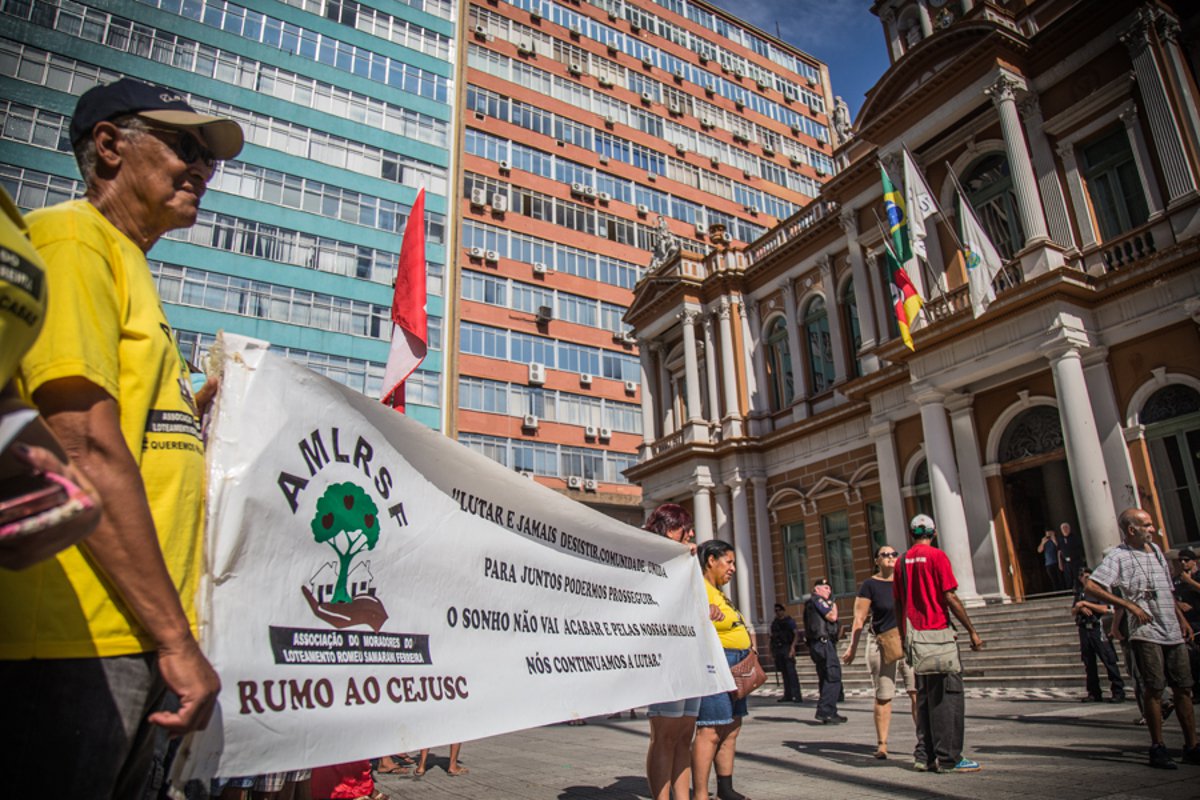 O Movimento de Lutas nos Bairros, Vilas e Favelas (MLB) se reuniu em frente ao Paço Municipal nesta sexta-feira (9) para protestar contra a falta de políticas assistenciais de moradia em Porto Alegre; o ato foi motivado pela resistência de um grupo de 14 famílias que se refugiaram em frente à Prefeitura pressionando o governo por moradias definitivas (Foto: Charles Nisz) O Movimento de Lutas nos Bairros, Vilas e Favelas (MLB) se reuniu em frente ao Paço Municipal nesta sexta-feira (9) para protestar contra a falta de políticas assistenciais de moradia em Porto Alegre; o ato foi motivado pela resistência de um grupo de 14 famílias que se refugiaram em frente à Prefeitura pressionando o governo por moradias definitivas
