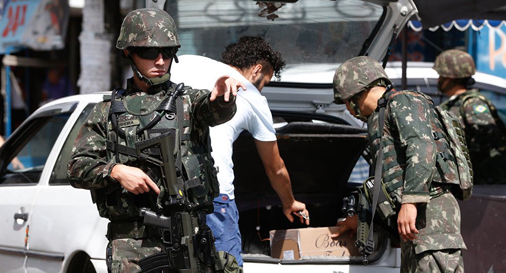 Para o antropólogo Paulo Storani, professor de Ciências Policiais da Faculdade Cândido Mendes ex-instrutor do Bope, a intervenção federal na Segurança Pública do Estado do Rio pode ser tática para desviar a atenção da opinião pública da reforma da Previdência ao mesmo tempo que a seduz; "Na semana anterior ao Carnaval havia um Plano Nacional de Segurança pronto para ser posto em prática, segundo as autoridades. Passado o Carnaval, o governo decreta intervenção federal na Segurança Pública do Estado do Rio. Isso leva a crer que esta pode ser uma tática diversionista do governo federal para atrair a opinião pública a seu favor", afirma (Foto: Aquiles Lins) Para o antropólogo Paulo Storani, professor de Ciências Policiais da Faculdade Cândido Mendes ex-instrutor do Bope, a intervenção federal na Segurança Pública do Estado do Rio pode ser tática para desviar a atenção da opinião pública da reforma da Previdência ao mesmo tempo que a seduz; "Na semana anterior ao Carnaval havia um Plano Nacional de Segurança pronto para ser posto em prática, segundo as autoridades. Passado o Carnaval, o governo decreta intervenção federal na Segurança Pública do Estado do Rio. Isso leva a crer que esta pode ser uma tática diversionista do governo federal para atrair a opinião pública a seu favor", afirma