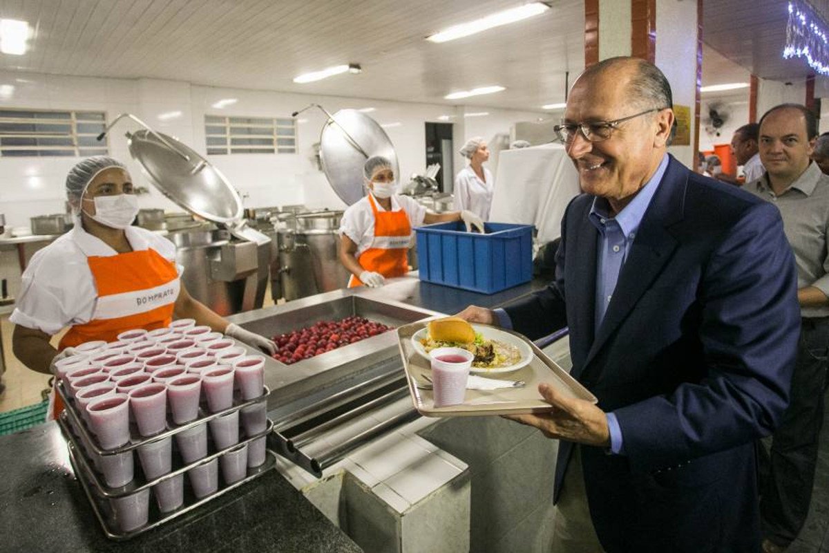 Nesta terça (20), o PSDB de São Paulo aprovou a antecipação das prévias para a candidatura ao governo do Estado. Num lance muito mais inteligente do que a interpretação dos analistas, Alckmin fez parecer ter fechado com Dória, mas ao fim e ao cabo fechou foi com ele próprio. O prefeito vai se desincompatibilizar no final do mês que vem. E a prefeitura passará às mãos de Bruno Covas, que tem sido fiel escudeiro do prefeito, mas que de origem é mais fiel ao governador (Foto: Renato Rovai) Nesta terça (20), o PSDB de São Paulo aprovou a antecipação das prévias para a candidatura ao governo do Estado. Num lance muito mais inteligente do que a interpretação dos analistas, Alckmin fez parecer ter fechado com Dória, mas ao fim e ao cabo fechou foi com ele próprio. O prefeito vai se desincompatibilizar no final do mês que vem. E a prefeitura passará às mãos de Bruno Covas, que tem sido fiel escudeiro do prefeito, mas que de origem é mais fiel ao governador