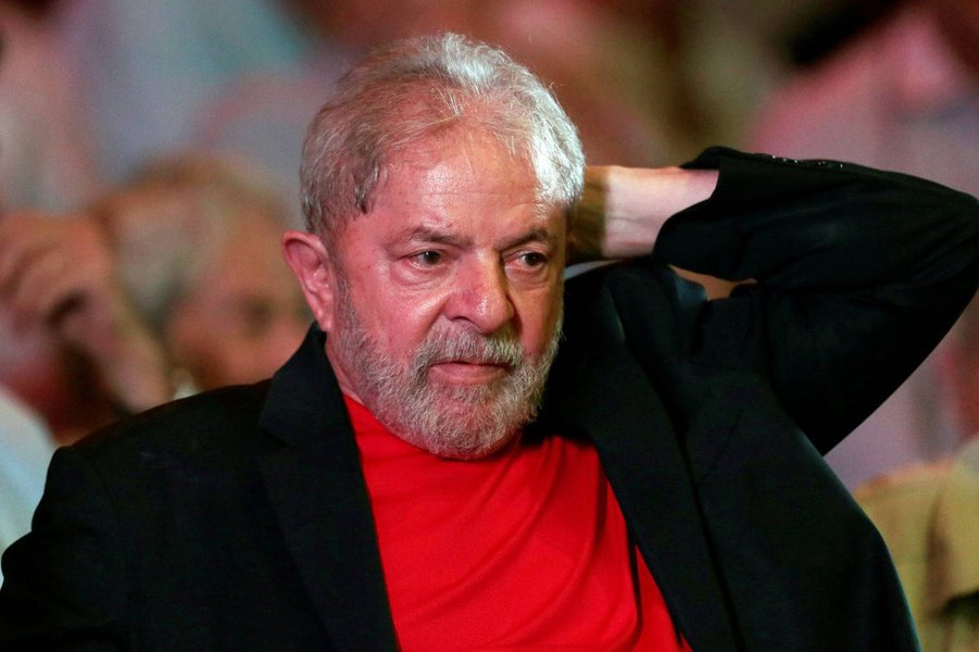 Os advogados do ex-presidente Lula Cristiano Zanin Martins e Valeska Teixeira Z. Martins estão entrando nesta terça-feira 30 junto ao Superior Tribunal de Justiça (STJ) com um pedido de habeas corpus preventivo para afastar a possibilidade de antecipação de cumprimento da pena a que ele foi condenado, de 12 anos e 1 mês de prisão em regime fechado; a defesa alega que a determinação de cumprimento de pena pelo TRF4 após o esgotamento dos recursos neste tribunal é "inconstitucional e ilegal"; leia a nota da defesa e o documento apresentado pelos advogados (Foto: Aquiles Lins) Os advogados do ex-presidente Lula Cristiano Zanin Martins e Valeska Teixeira Z. Martins estão entrando nesta terça-feira 30 junto ao Superior Tribunal de Justiça (STJ) com um pedido de habeas corpus preventivo para afastar a possibilidade de antecipação de cumprimento da pena a que ele foi condenado, de 12 anos e 1 mês de prisão em regime fechado; a defesa alega que a determinação de cumprimento de pena pelo TRF4 após o esgotamento dos recursos neste tribunal é "inconstitucional e ilegal"; leia a nota da defesa e o documento apresentado pelos advogados