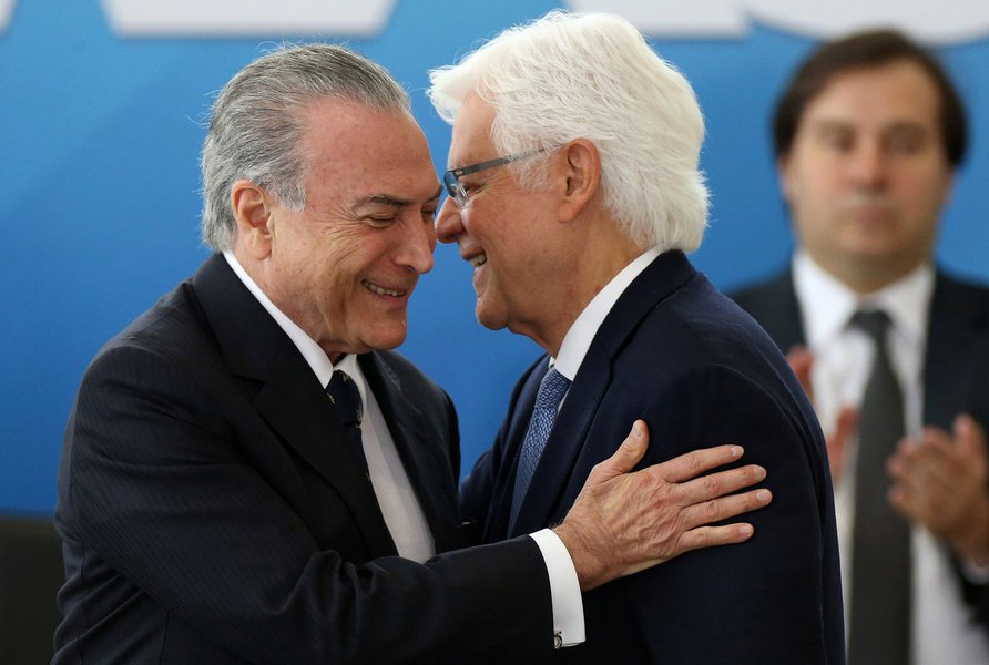 "Este cavalo de pau na agenda presidencial só pode ter saído da cabeça de um gênio da estratégia. Quem seria o Golbery de Temer? Em toda a frenética movimentação no Rio e em Brasília que antecedeu a edição do decreto, uma figura aparecia onipresente ao lado de Temer: o super-ministro Moreira Franco, ex-governador do Rio, agora mais conhecido por "Gatinho Angorá" após as delações da Odebrecht", escreve o jornalista Ricardo Kotscho em seu blog (Foto: Romulo Faro) "Este cavalo de pau na agenda presidencial só pode ter saído da cabeça de um gênio da estratégia. Quem seria o Golbery de Temer? Em toda a frenética movimentação no Rio e em Brasília que antecedeu a edição do decreto, uma figura aparecia onipresente ao lado de Temer: o super-ministro Moreira Franco, ex-governador do Rio, agora mais conhecido por "Gatinho Angorá" após as delações da Odebrecht", escreve o jornalista Ricardo Kotscho em seu blog