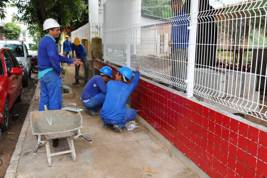 Segundo o diretor do Hospital Regional Materno Infantil, Reginaldo Nascimento, o hospital foi construído há quase 40 anos e essa é a primeira obra desse porte realizada no local; orçada em R$ 7,2 mi, a reforma vai garantir assistência de maior qualidade durante o pré-natal, o parto e pós-parto nos cerca de 7 mil atendimentos mensais, distribuídos entre os 40 municípios do Sul do Maranhão e dos estados do Pará e Tocantins (Foto: Charles Nisz) Segundo o diretor do Hospital Regional Materno Infantil, Reginaldo Nascimento, o hospital foi construído há quase 40 anos e essa é a primeira obra desse porte realizada no local; orçada em R$ 7,2 mi, a reforma vai garantir assistência de maior qualidade durante o pré-natal, o parto e pós-parto nos cerca de 7 mil atendimentos mensais, distribuídos entre os 40 municípios do Sul do Maranhão e dos estados do Pará e Tocantins