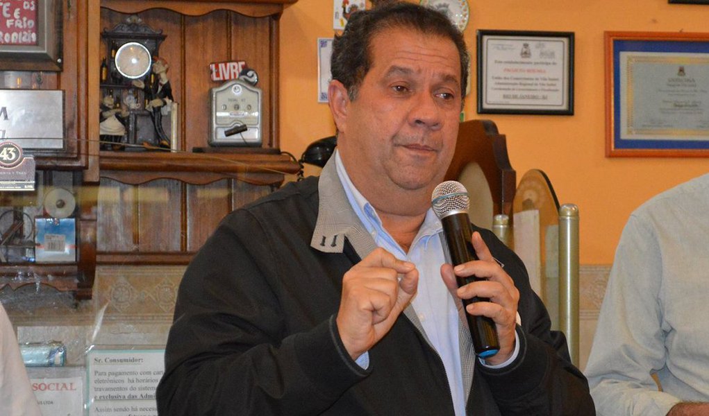 O presidente nacional do PDT Carlos Lupi desembarcou em Curitiba para duas missões; uma é arrancar uma decisão de Osmar Dias sobre a disputa pelo governo do Paraná pelo partido e a outra convencer o ex-prefeito Gustavo Fruet a concorrer pela legenda à Câmara; oficialmente, Lupi está na capital paranaense para debater um "Novo Projeto Nacional de Desenvolvimento" a partir da candidatura do ex-governador Ciro Gomes (Foto: Leonardo Lucena) O presidente nacional do PDT Carlos Lupi desembarcou em Curitiba para duas missões; uma é arrancar uma decisão de Osmar Dias sobre a disputa pelo governo do Paraná pelo partido e a outra convencer o ex-prefeito Gustavo Fruet a concorrer pela legenda à Câmara; oficialmente, Lupi está na capital paranaense para debater um "Novo Projeto Nacional de Desenvolvimento" a partir da candidatura do ex-governador Ciro Gomes