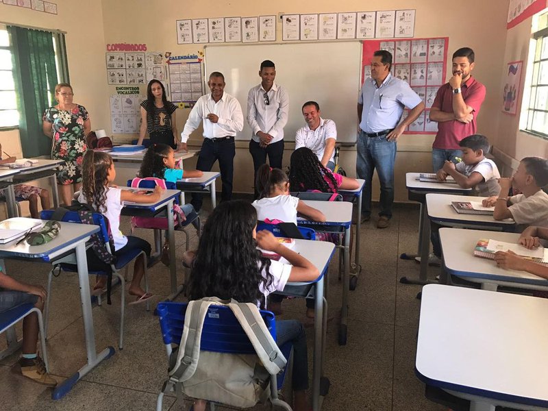 O bom relacionamento do prefeito Wilton Barbosa (PSDB) com o vice-governador José Eliton (PSDB) permitiu à prefeitura de Posse tirar 180 alunos de salas de aula improvisadas na zona rural do município; esses estudantes, a partir desta segunda-feira, usarão a estrutura física da escola estadual do povoado de Nova Vista (que também fica em Posse); Wilton visitou a escola na tarde desta segunda para desejar um 2018 produtivo e para anunciar que a prefeitura instalará aparelhos de televisão em todas as salas (Foto: José Barbacena) O bom relacionamento do prefeito Wilton Barbosa (PSDB) com o vice-governador José Eliton (PSDB) permitiu à prefeitura de Posse tirar 180 alunos de salas de aula improvisadas na zona rural do município; esses estudantes, a partir desta segunda-feira, usarão a estrutura física da escola estadual do povoado de Nova Vista (que também fica em Posse); Wilton visitou a escola na tarde desta segunda para desejar um 2018 produtivo e para anunciar que a prefeitura instalará aparelhos de televisão em todas as salas