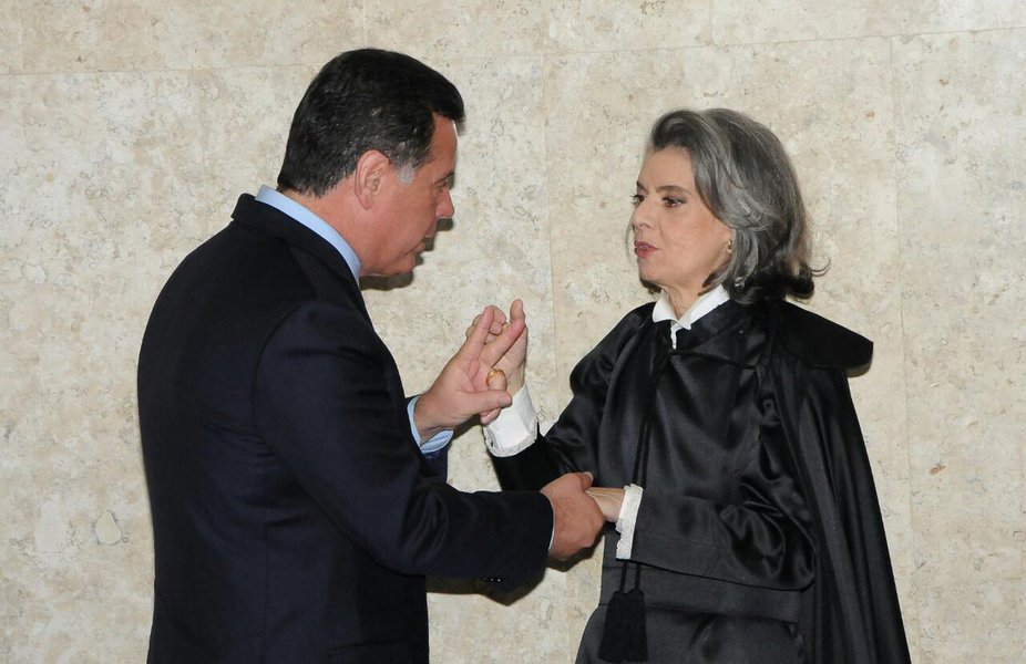 O governador Marconi Perillo solicitou à presidente do STF, ministra Cármen Lúcia, o agendamento, em caráter de emergência, de reunião com os governadores e o ministro da Justiça, Torquato Jardim, para discussão de medidas para a crise do sistema prisional brasileiro; Marconi telefonou para Cármen Lúcia para discutir e avaliar a crise nas unidades de detenção do País; a presidente do STF afirmou que marcará rapidamente o encontro; Perillo disse também que está propondo um debate um nacional com o ministro da Justiça sobre Segurança e o sistema de execução penal; “No dia e hora que ele desejar. Vou provar de onde parte o desleixo”, afirmou, acrescentando que o governo do Estado investiu R$ 3 bilhões na área em 2017, enquanto a União repassou a Goiás apenas R$ 30 milhões (Foto: José Barbacena) O governador Marconi Perillo solicitou à presidente do STF, ministra Cármen Lúcia, o agendamento, em caráter de emergência, de reunião com os governadores e o ministro da Justiça, Torquato Jardim, para discussão de medidas para a crise do sistema prisional brasileiro; Marconi telefonou para Cármen Lúcia para discutir e avaliar a crise nas unidades de detenção do País; a presidente do STF afirmou que marcará rapidamente o encontro; Perillo disse também que está propondo um debate um nacional com o ministro da Justiça sobre Segurança e o sistema de execução penal; “No dia e hora que ele desejar. Vou provar de onde parte o desleixo”, afirmou, acrescentando que o governo do Estado investiu R$ 3 bilhões na área em 2017, enquanto a União repassou a Goiás apenas R$ 30 milhões