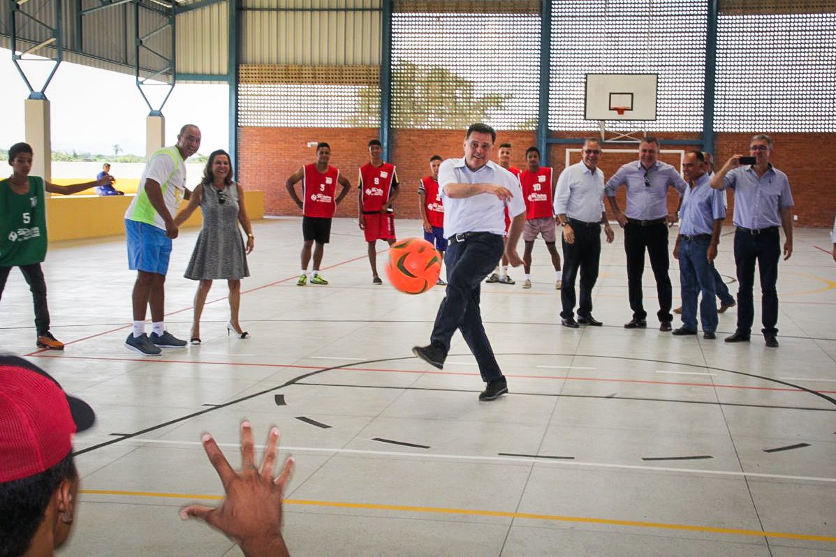 O governador Marconi Perillo inaugurou, nesta terça-feria (6), mais uma Escola Padrão Século XXI, agora em Santa Rosa, Distrito de Formosa; os estudantes, familiares e profissionais da educação compartilharam com o governador e a secretaria da Educação, Cultura e Esporte (Seduce), Raquel Teixeira, a alegria de serem agraciados com "uma escola de primeiro mundo", com toda estrutura necessária para atividades escolares, extra-curriculares, físicas e para receber a comunidade em "casamentos, aniversários e festas típicas", frisou Marconi (Foto: José Barbacena) O governador Marconi Perillo inaugurou, nesta terça-feria (6), mais uma Escola Padrão Século XXI, agora em Santa Rosa, Distrito de Formosa; os estudantes, familiares e profissionais da educação compartilharam com o governador e a secretaria da Educação, Cultura e Esporte (Seduce), Raquel Teixeira, a alegria de serem agraciados com "uma escola de primeiro mundo", com toda estrutura necessária para atividades escolares, extra-curriculares, físicas e para receber a comunidade em "casamentos, aniversários e festas típicas", frisou Marconi